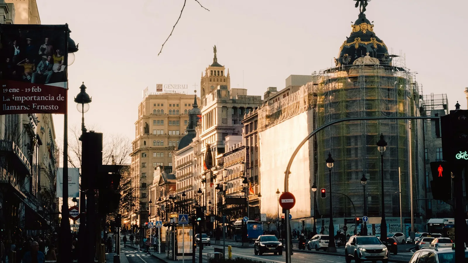 Tráfico al atardecer en la calle de Alcalá de Madrid, dentro de la Zona de Bajas Emisiones
